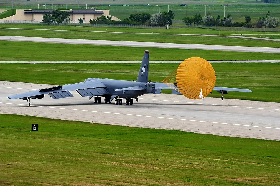 b-52-with-parachute-brake-07-2011.jpg