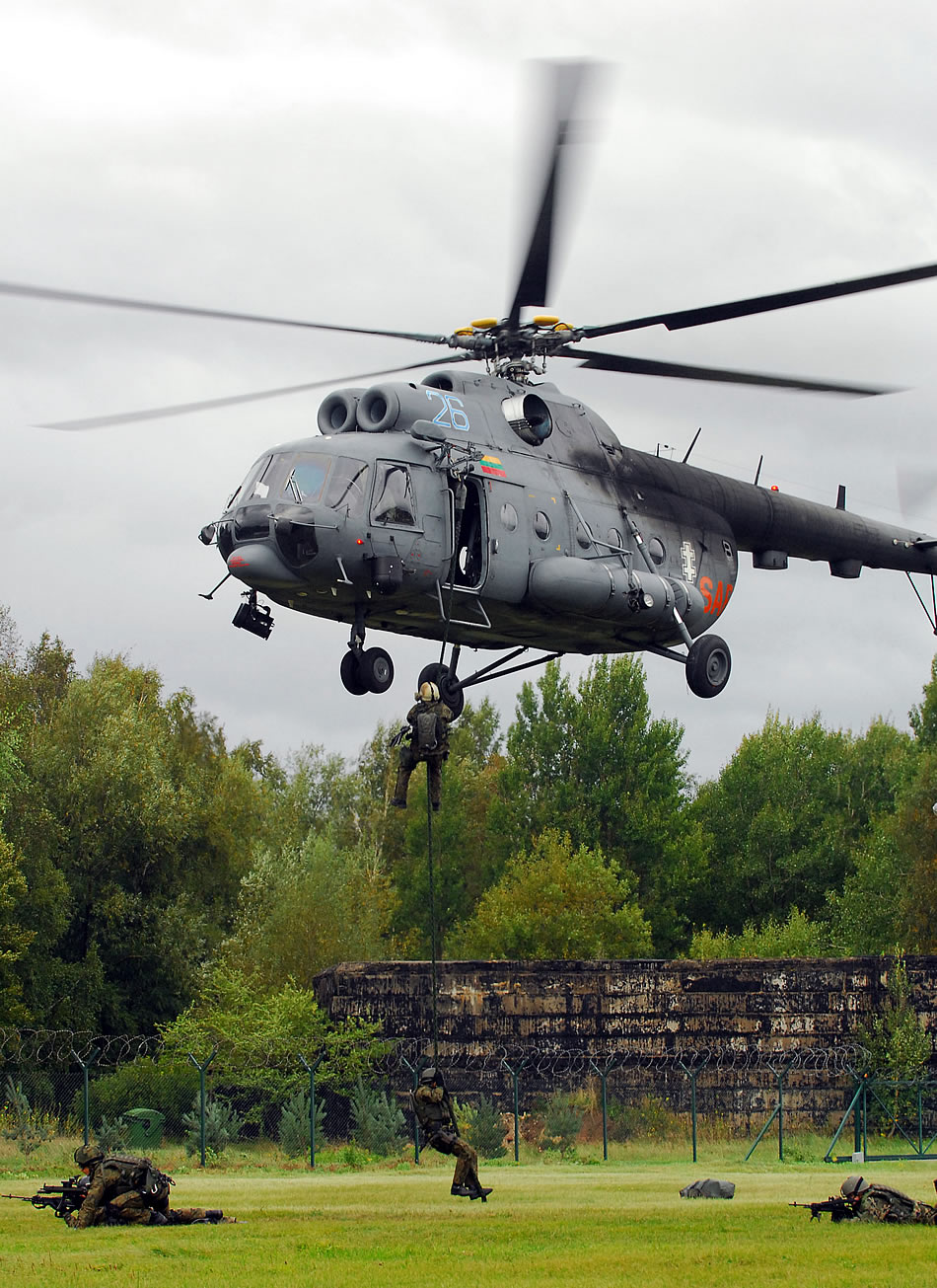 Military Photos Polish Special Operation Forces Conduct Fast Rope